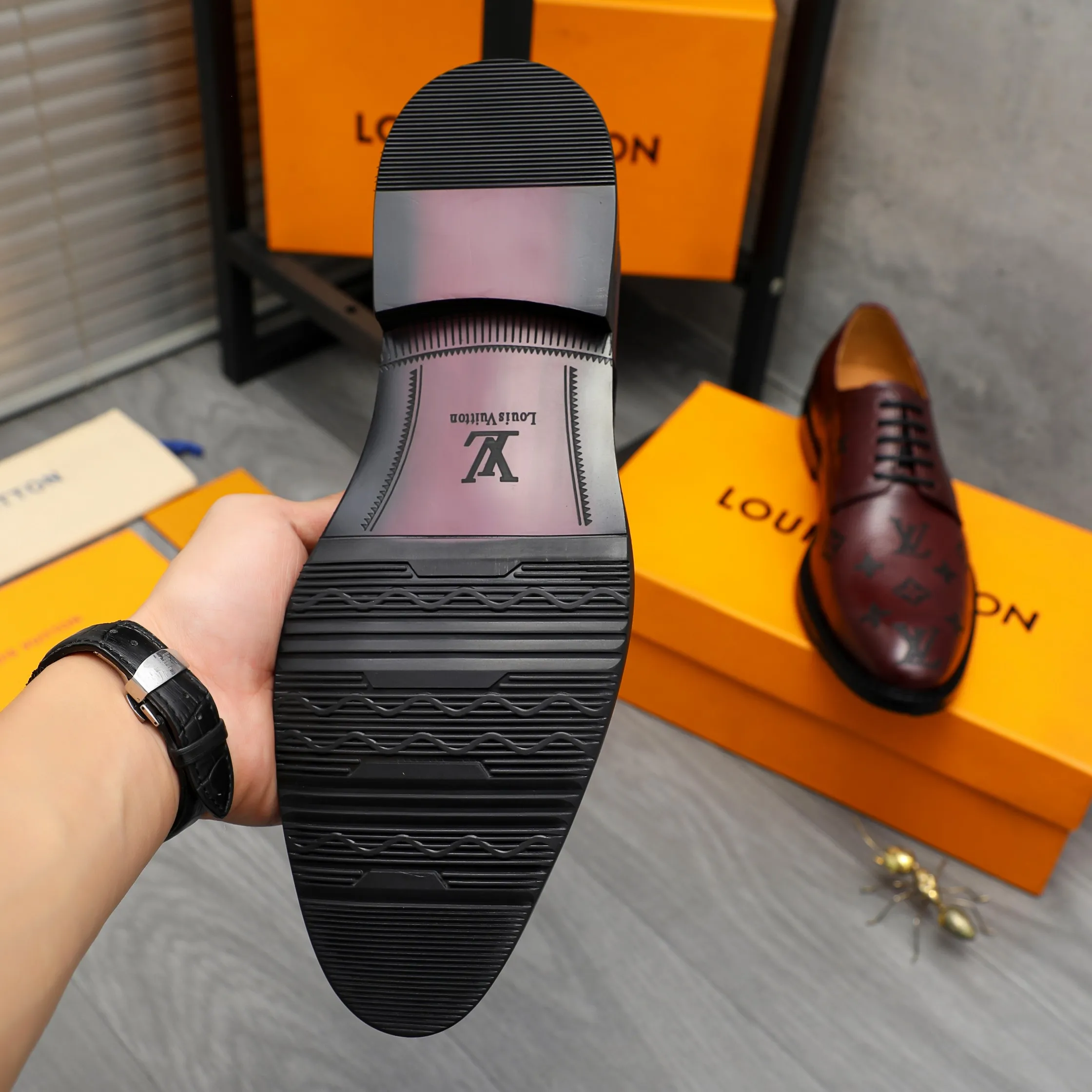 Men's shoes 💰p460 Product trademark: LV (Louis Vuitton) business lace-up formal leather shoes Regular size: 39-44 (38.45 custom-made, non-refundable) Product materials: Selected high-quality pebbled cowhide embossed upper, cowhide lining, original rubber outsole